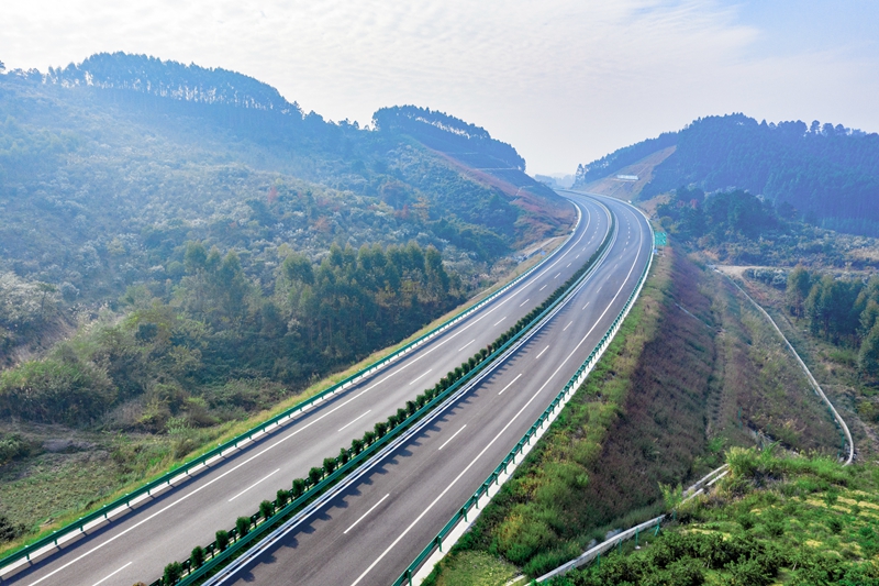 6.高速公路與群山相連，植被覆蓋率高，與原生態(tài)環(huán)境恢復(fù)有機(jī)結(jié)合.jpg